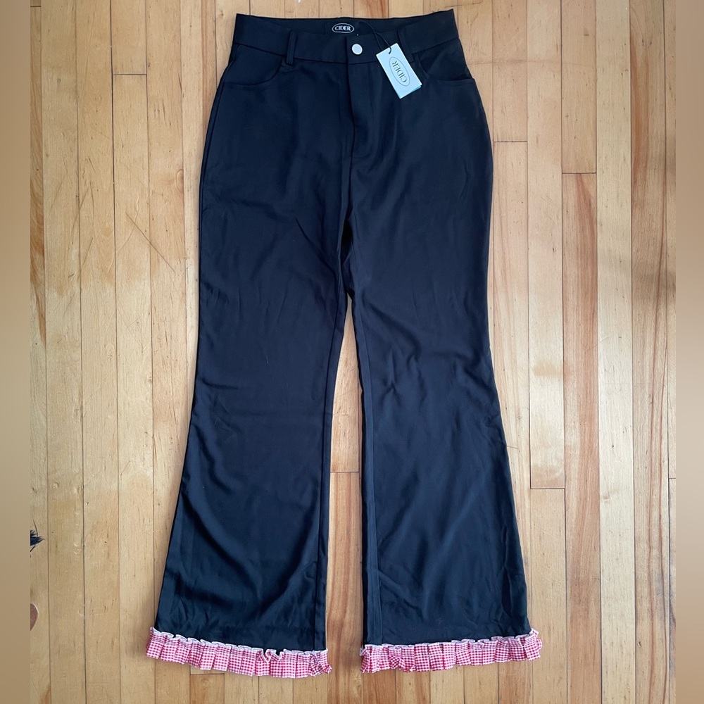 Black pants with trim ♥️